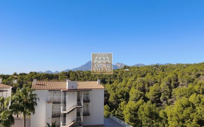 A penthouse with a spacious terrace and lovely views of the sea, the mountains and Altea.